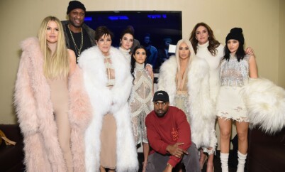 STORFAMILIE: Gjennom familiens realityserie har seerne fått være vitne til både opp- og nedturer. Her er Kris avbildet med alle døtrene sine, samt Khloés tidligere ektemann Lamar Odom, Kims ektemann Kanye West og Kris sin eksmann, Bruce - nå Caitlyn Jenner. Foto: NTB Scanpix STORFAMILIE: Gjennom familiens realityserie har seerne fått være vitne til både opp- og nedturer. Her er Kris avbildet med alle døtrene sine, samt Khloés tidligere ektemann Lamar Odom, Kims ektemann Kanye West og Kris sin eksmann, Bruce - nå Caitlyn Jenner. Foto: NTB Scanpix